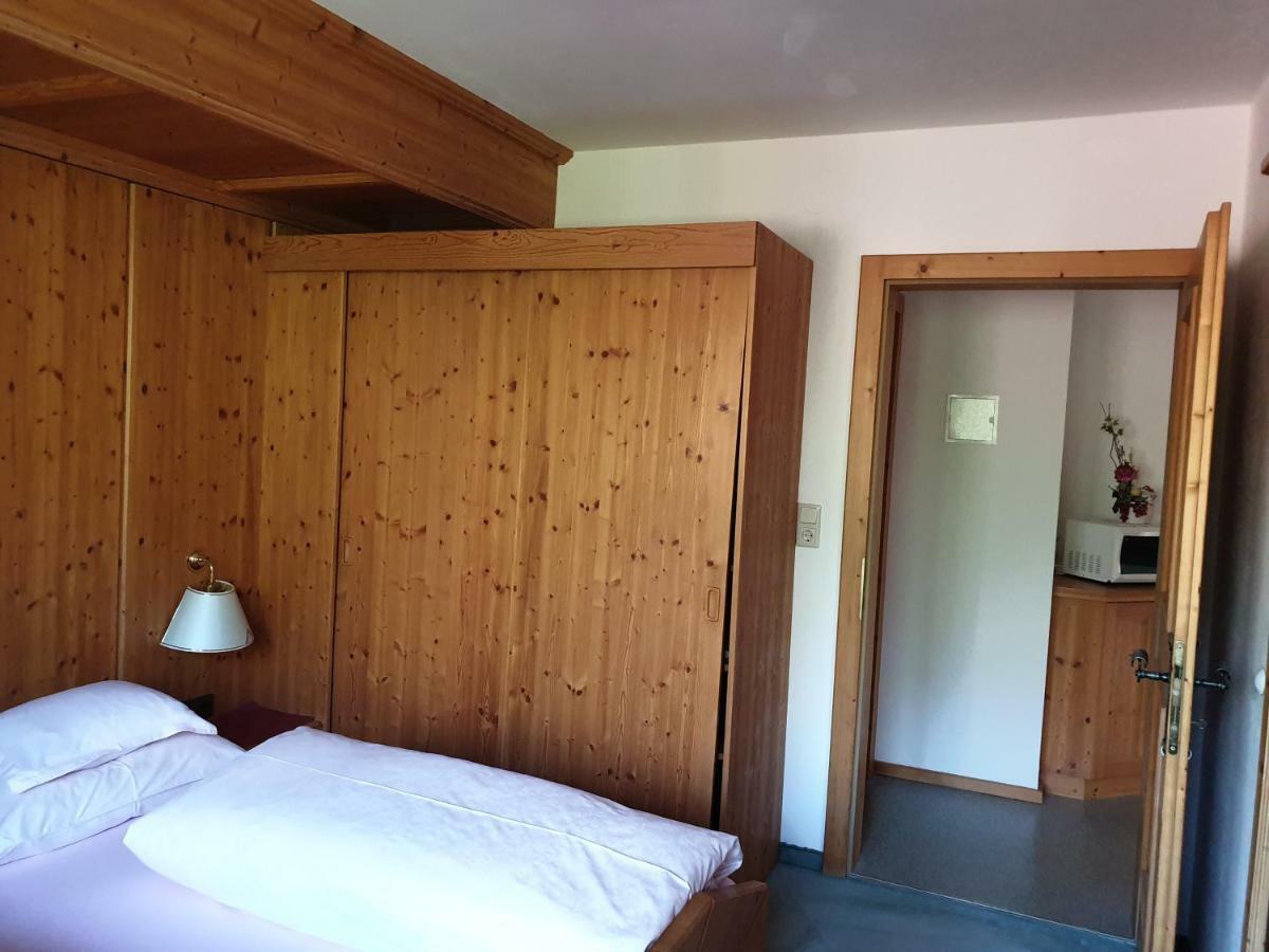ロイタシュHaus Schieferアパートメント エクステリア 写真